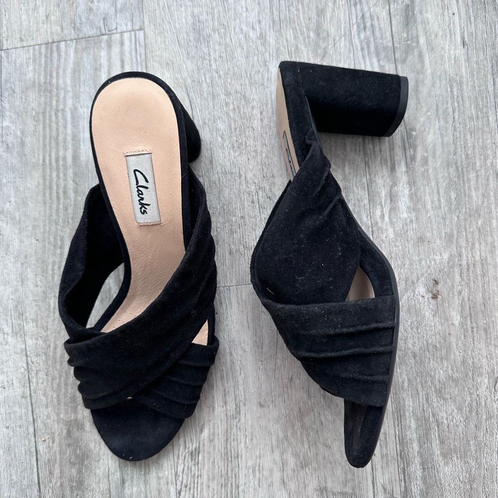 Clark’s Amali Primrose Black Suede Sandals size 8 1/2